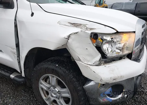 2013 Toyota Tundra Grade 4.6L V8 z USA, uszkodzony, nr VIN 5TFUM5F14DX043997